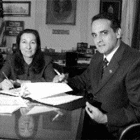 linda_bilmes_with_mayor-elect_joe_curtatone_2004